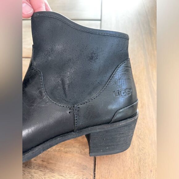 UGG Penelope Black Ankle Boots with Glossy Finish and Rounded Toe. Size 6 - Picture 4 of 11
